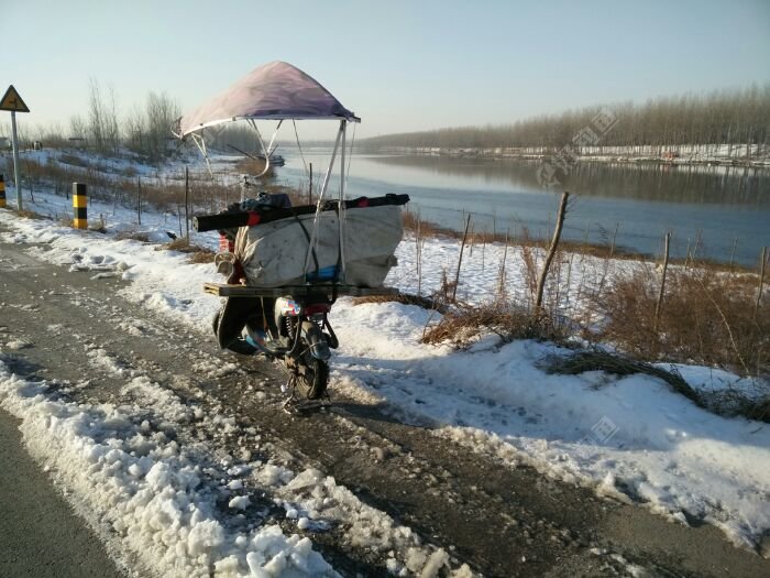 我的“宝马”车艰难在雪地上慢慢前行。