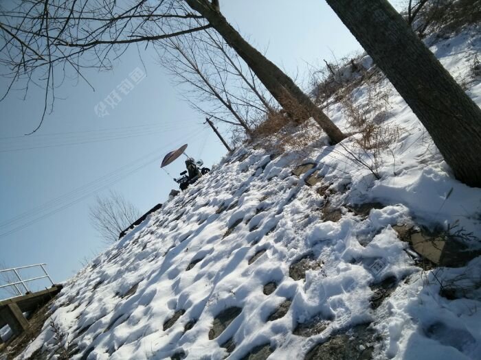 用雪坡镇楼,我在此摔了一跤,屁股现在还痛,知道红军爬雪山过草地的苦。