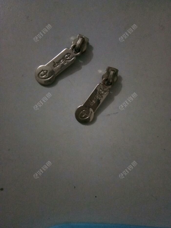 儿子旧书包上的拉链头也派上用场了！