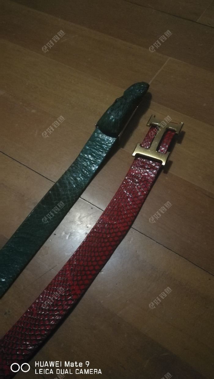 咦,我的烟盒呢..........烟盒年代已久,好久不用了,现在找不到了。呜呜呜............言归正传,我马不停蹄的赶到店里,拿来蛇皮直接开干,