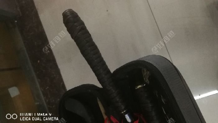 看看我的作品哦,用个十年八年的绝对没有问题啦,我又缠又绕的,一共弄了三根鱼竿把手,突然想起来店里不是还有几条眼镜蛇蛇皮呀