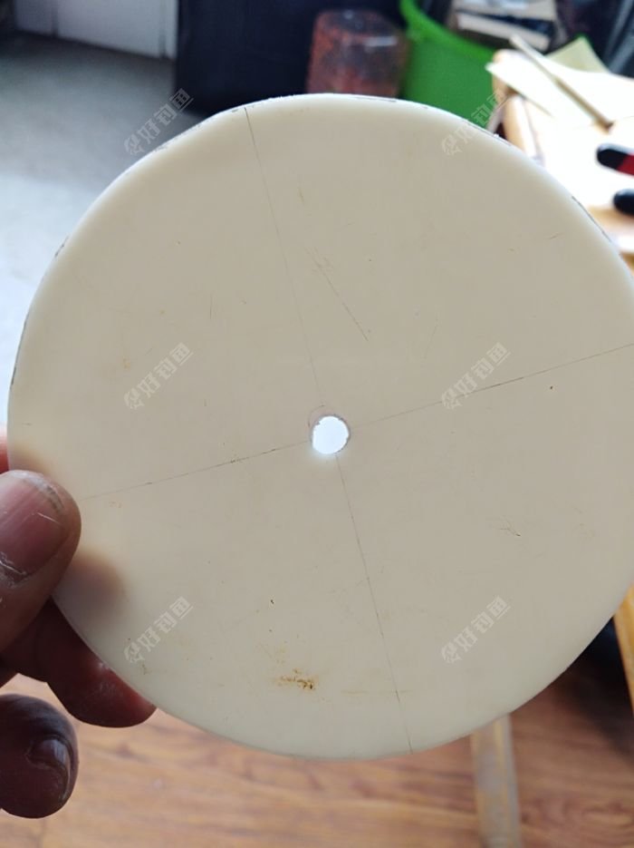 通过测量，大体就这位置，再钻上一个小孔。
