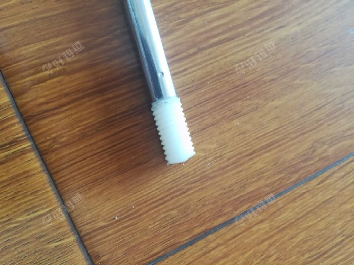 固定螺丝用锉刀打磨比里眼粗点顶进去的