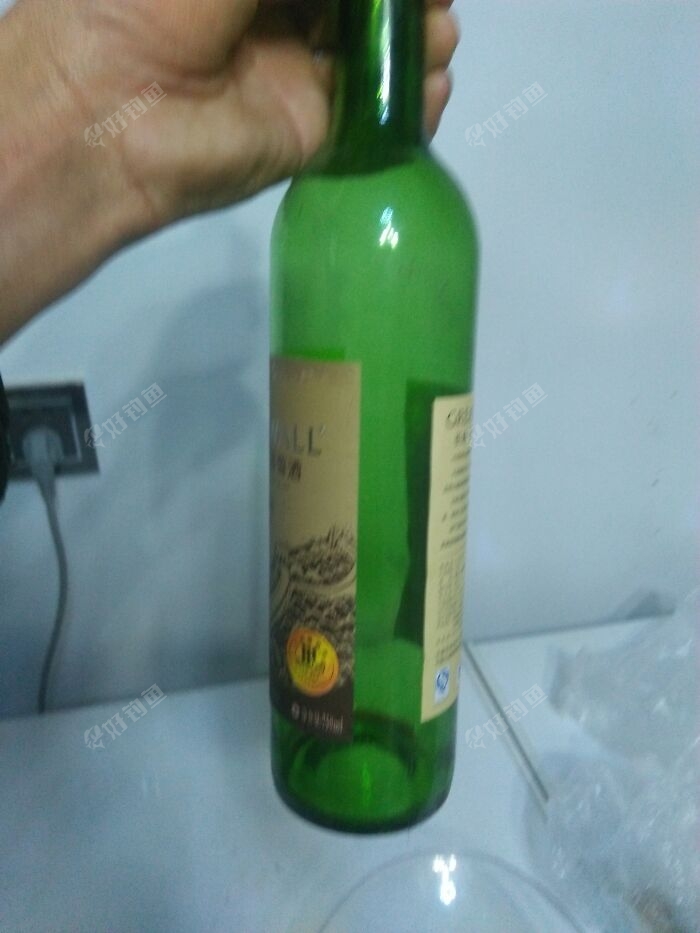 先找一个空瓶子装红酒的喝完红酒的瓶子不要乱扔。都有用,废物利用嘛。