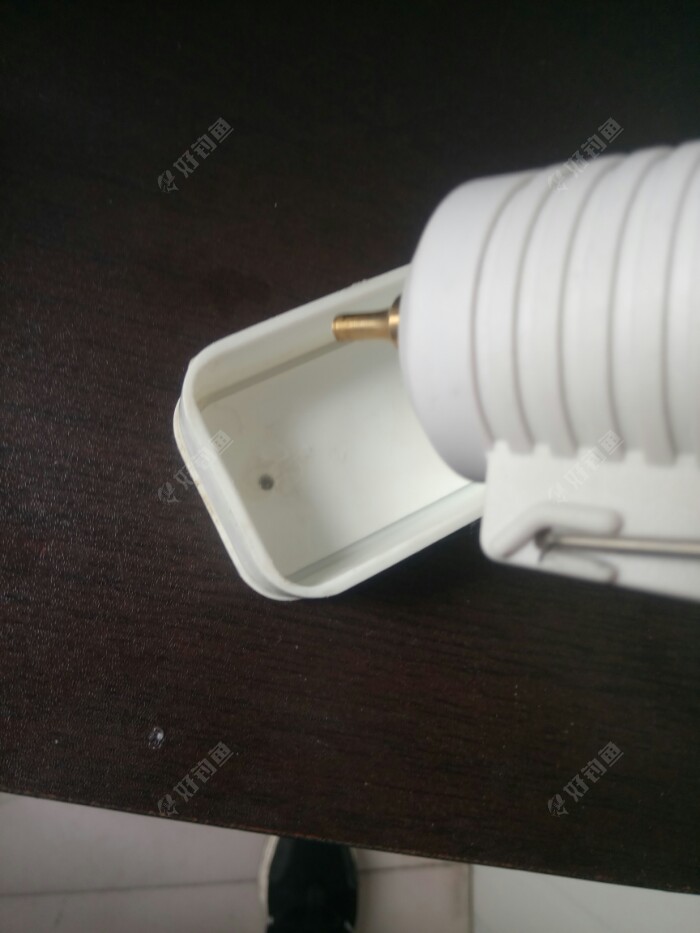 顺着盖子的凹槽快速打上一圈胶，但必须保证胶的厚度和均匀度，这样才能避免发生漏水