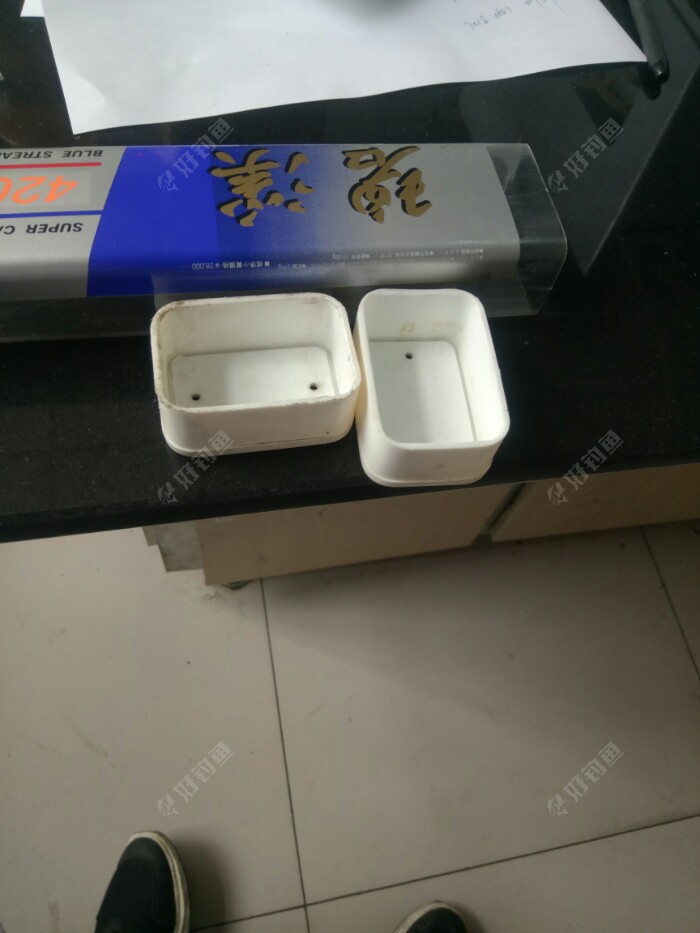 盒子两端的盖子，两个盖子上分别有俩气孔，装水就不能让它出气了，堵上