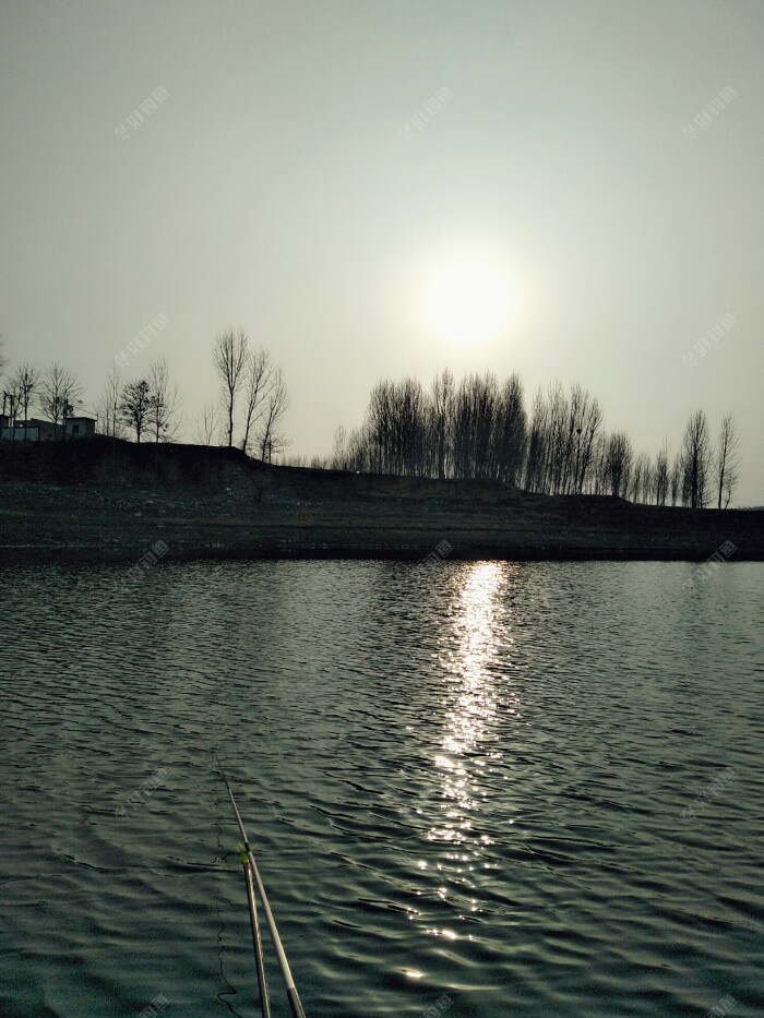 三点半的天空，浅水湾总是有倒影，挺美的。