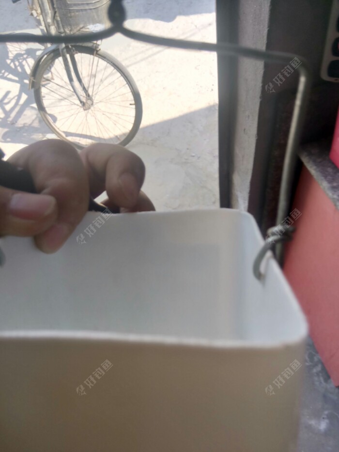 弯好的一边，让断头朝外了，以免洗手被划到，同样的方法加工另一边