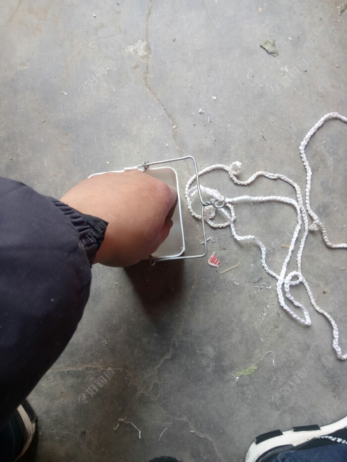 拳头可以顺利放进去沾水了。
好了，小工具一件搞定