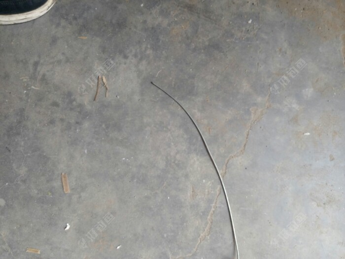 铁丝一条，可省略，但我穷讲究，整一个即可以洗手又可打水滴～瓶儿