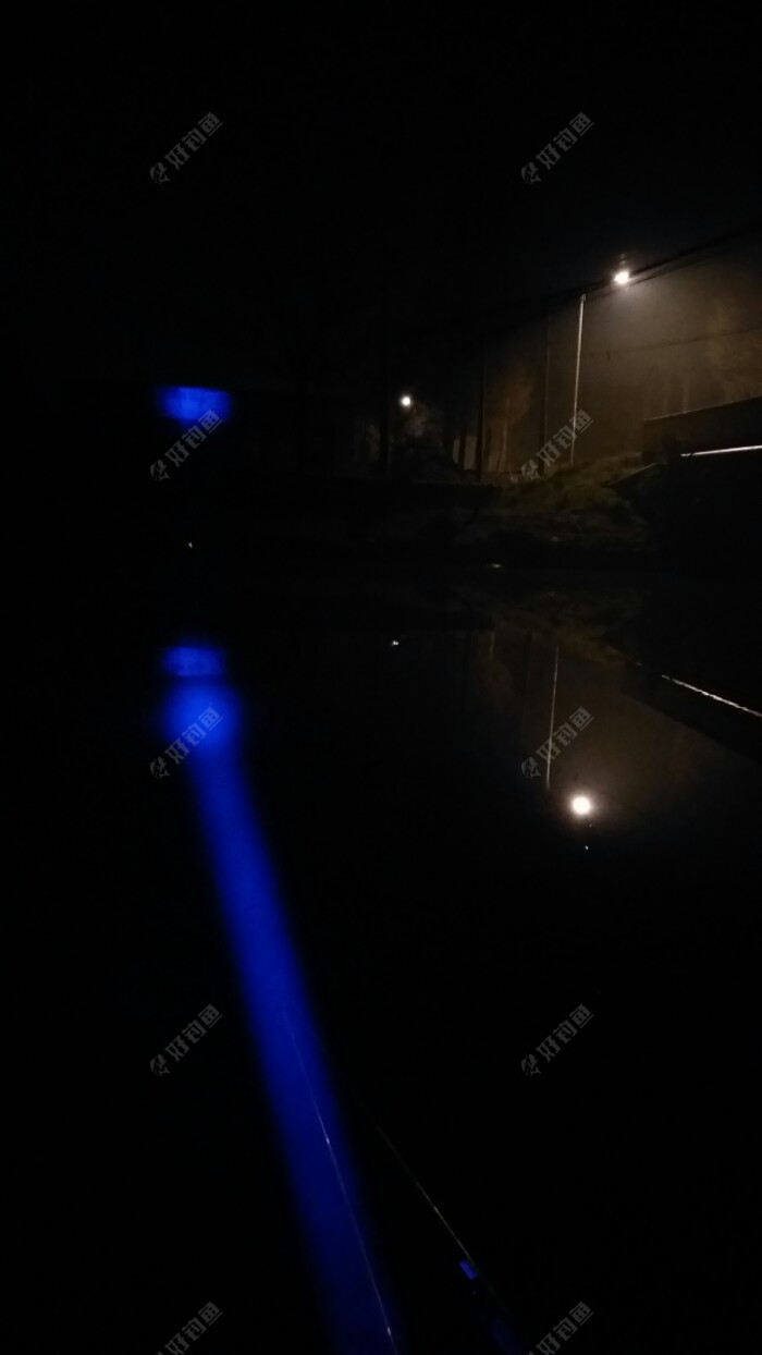又是五点出门,因为离家近,到达后天还没亮,开灯钓会,大饵频率当打窝,静等天亮