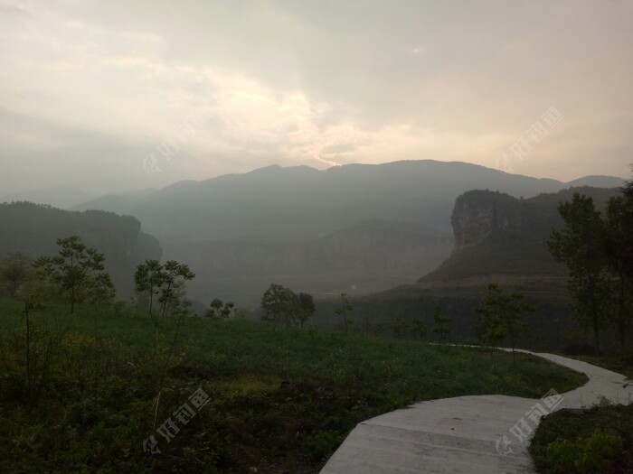今天天气很不错,是多云,由于昨晚雷阵雨,所以今天气温还是很怡人的,早上还有点凉幽幽的,只有十四度左右。
