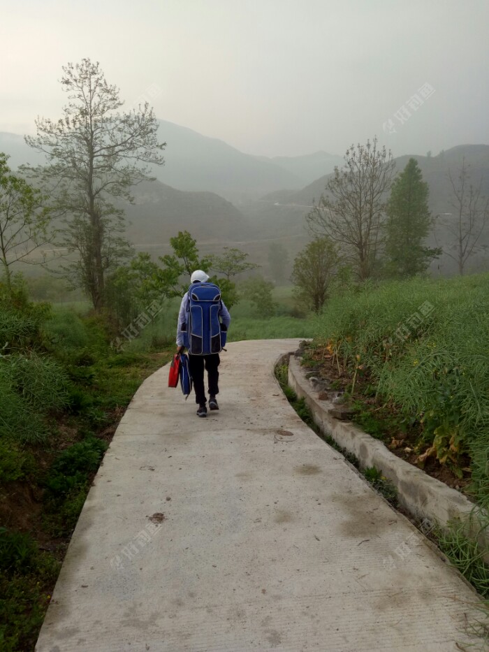 我和我黄金搭档一起,他给我背影来了张。
(你们是不是很想看正面?好勒,最后一张镇楼图满足你们)
身边的油菜花完全凋谢了,正是槐花盛开的季节。