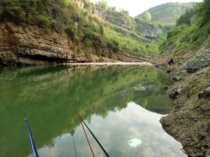 远处还是那么多漂浮物,估计相关单位也不会来这里清理了。其实水质还是不错。窝子打好后第一杆,我挂的是蚯蚓等待发窝。
