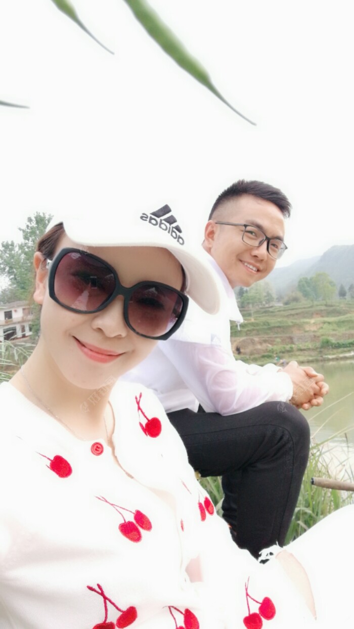 最后一张,媳妇儿和本人镇楼。
我每周一钓,甚至会有两钓,只要不误工作与正事,钓鱼时间有个度,她很支持我的。
提前祝大家五一爆护。