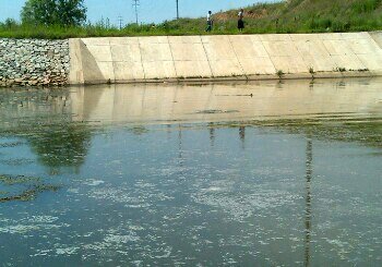八一水库大坝排洪坑