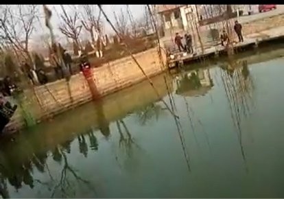 在水一方休闲垂钓