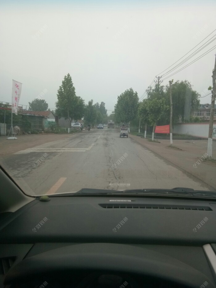 行駛在路上的時候，天空已經灰濛濛的了。