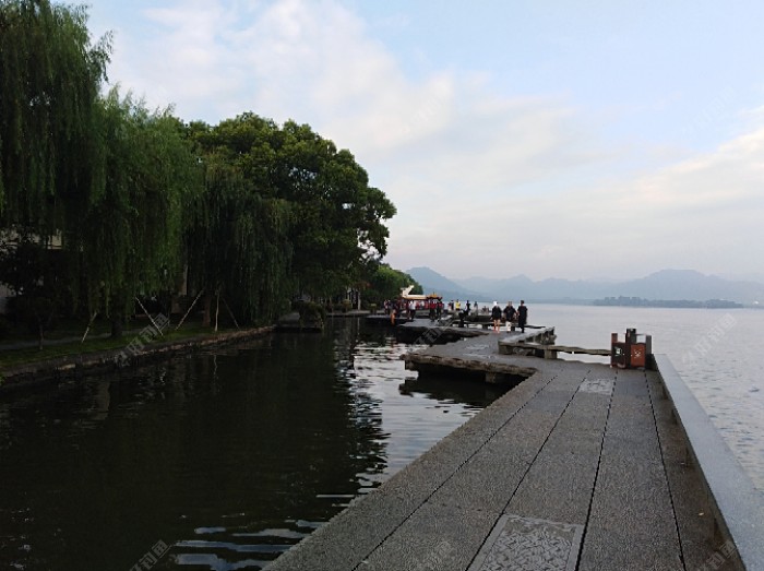 西湖水中的曲桥