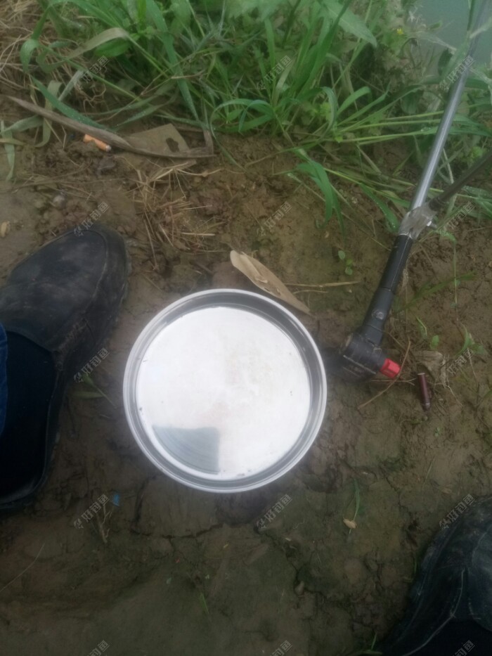 简易拉饵盘，一个小钢碟，底部放了一块磁铁