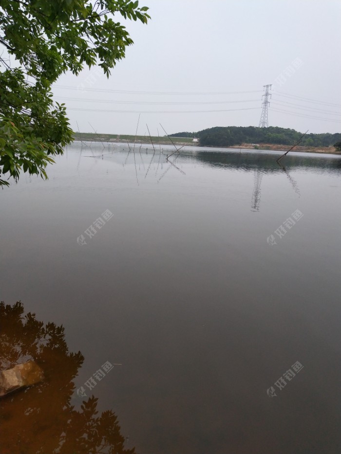 “渔者”的左前方，竹竿拦网前面的风浪清晰可见?