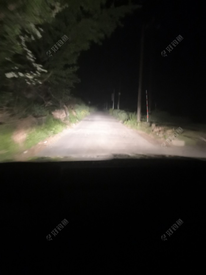 向目的地前进，四周一片漆黑