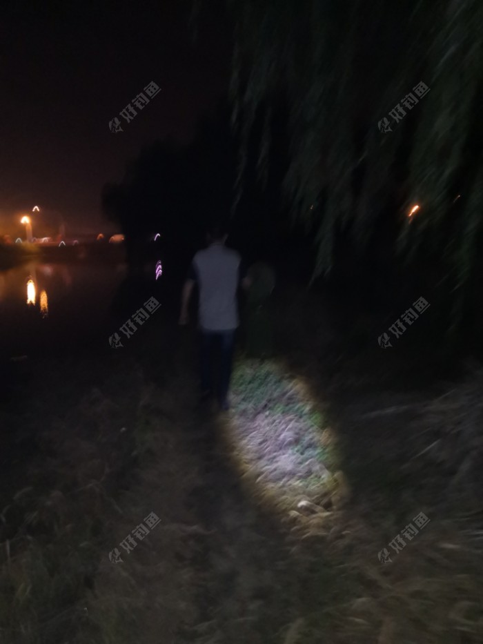 拎着鱼获的丁哥