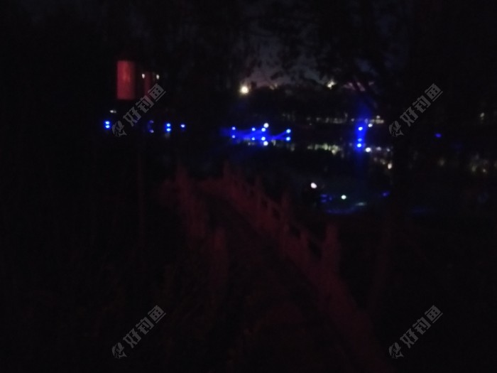 到了晚上我数了数有一条河有个五六十钓鱼的！