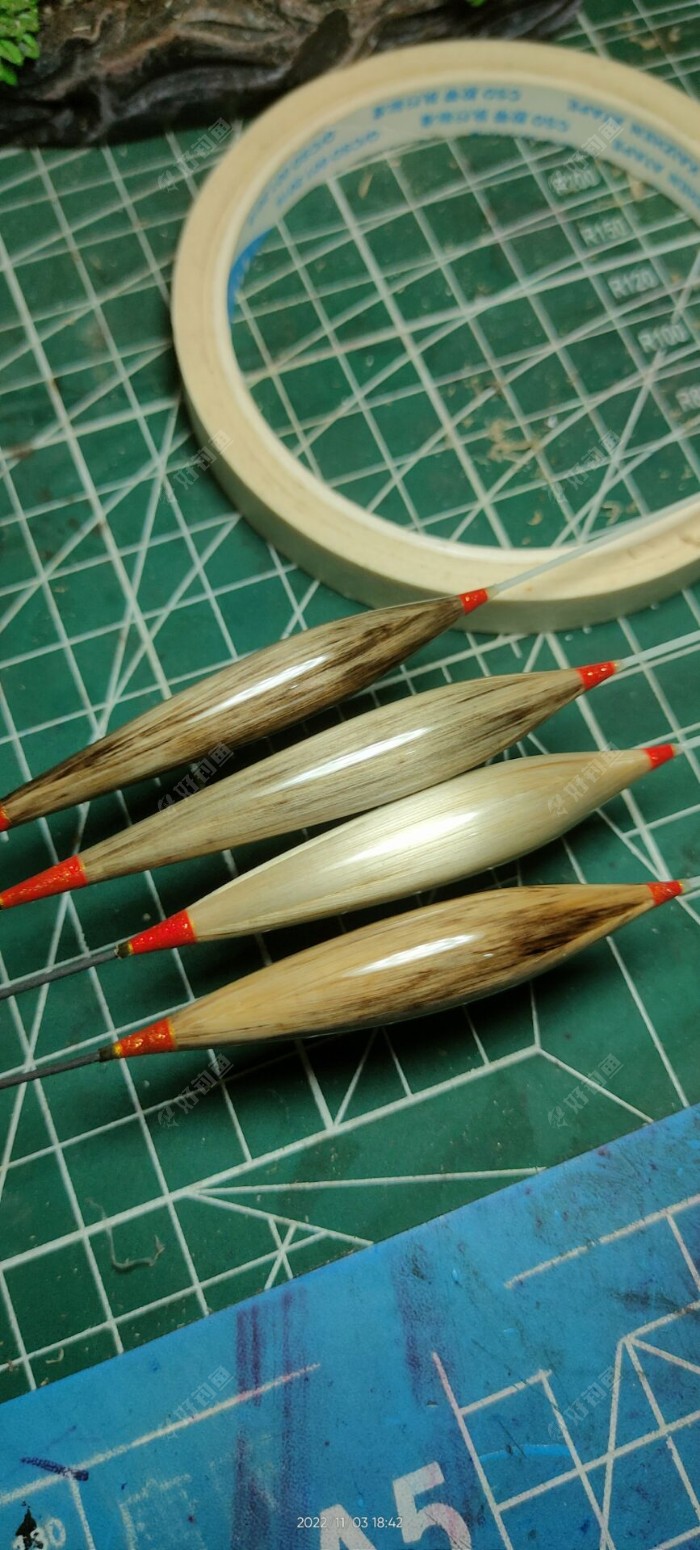 底漆过后打磨画装饰，再上漆，因为自带花纹，咱就啥转印也不贴了，毕竟“原汁原味”才好看?