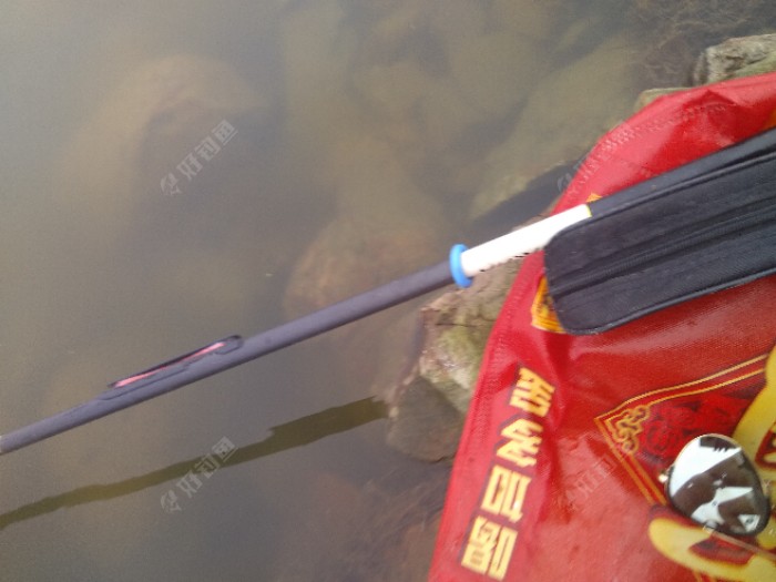 咱也到了放下装备，还是老位子，我这位子他们看不中，所以往前走了几十米，他们叁在一起，那个地方高还没淹没，可以坐，我的地方要整顿一下就可以开钓
