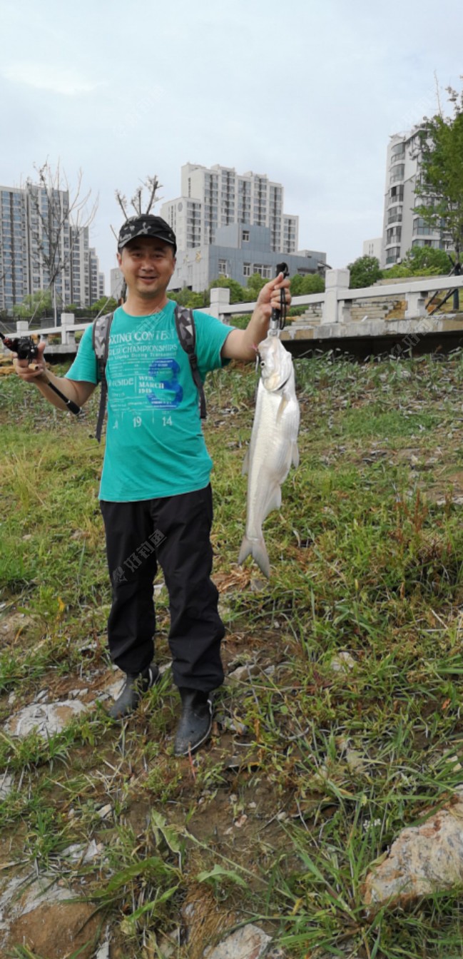 朋友换了小胖,第一杆又中了,太气人了,我很郁闷,我继续挥杆,咦…我也