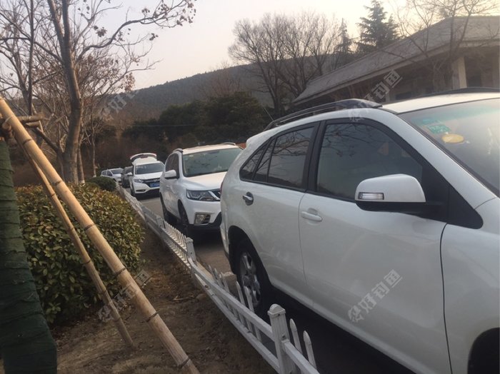 路边及停车场停满了来钓鱼的车辆