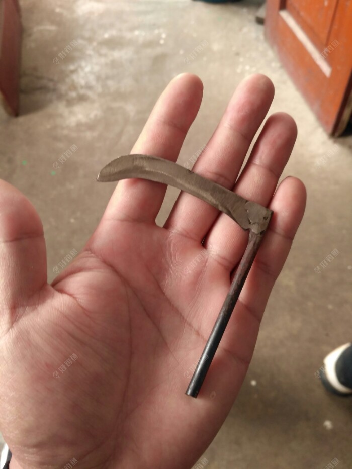 自制小镰刀,随然还没使用过,但自我感觉良好,本来是用来到钓点草窝的