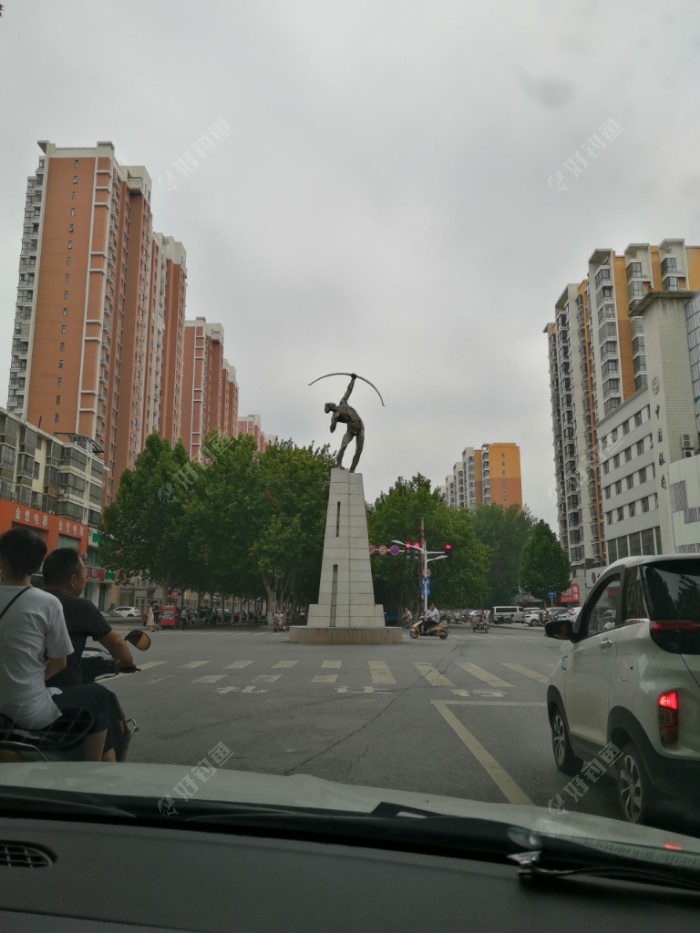 到铝都上街区了,上街区老标志:后羿射日雕像