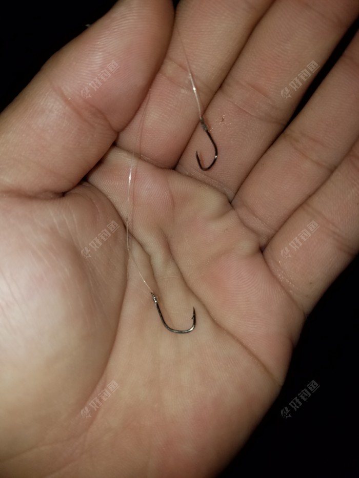 鱼钩差点被拉直了,有惊无险